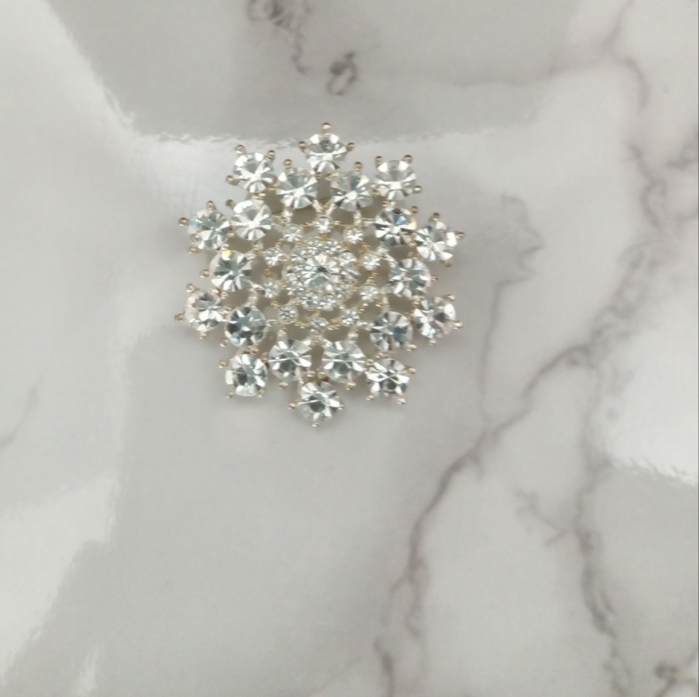 Decorative starburst or snowflake crystal brooch or pin - Picture 3 of 6